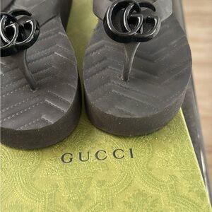 Gucci Women's Black Thong Sandals Size 34 NEW!